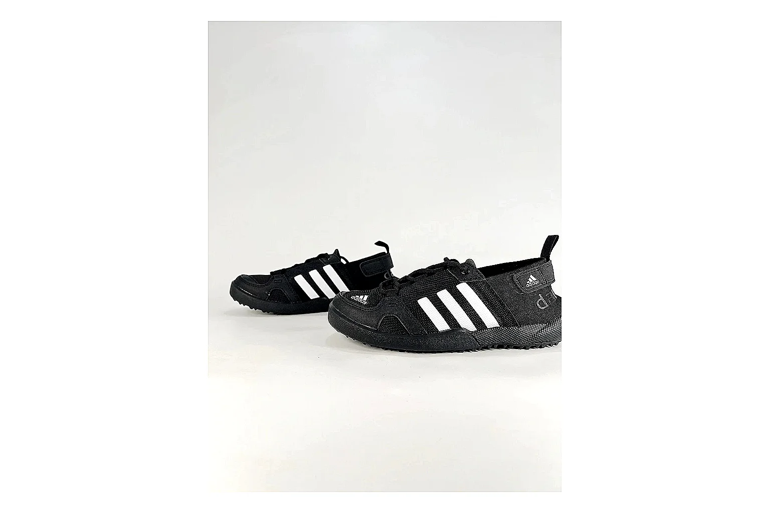 Adidas Originals Daroga Black White Sneakers QC photo reference showing black white low-top sneakers with mesh texture, side-profile shape, upper panel lines, and outsole detail thumbnail 4