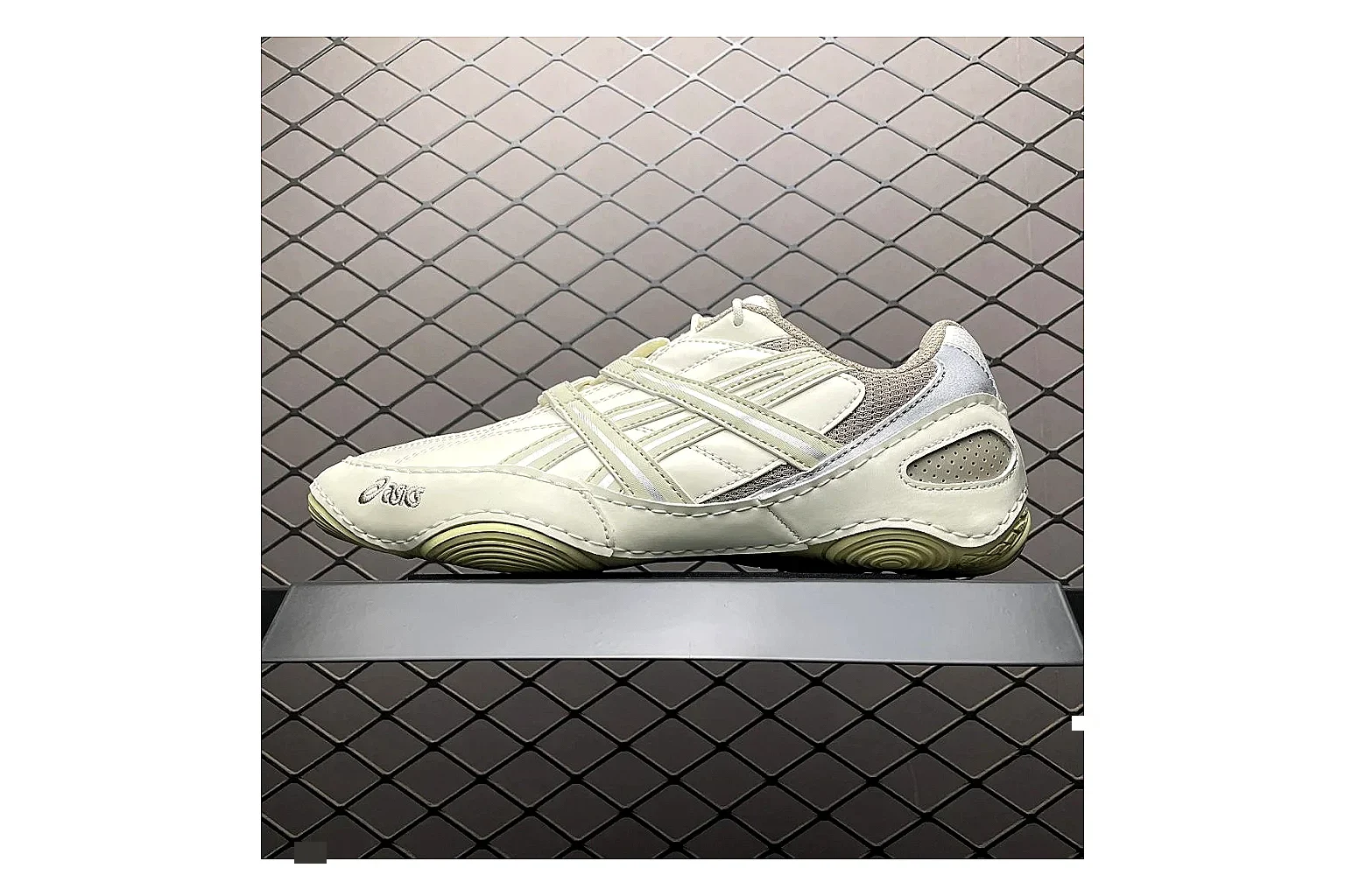 Asics Gel-Kahana Cream Silver QC photo showing silver cream gel-kahana trail runner with mixed upper and trail shape