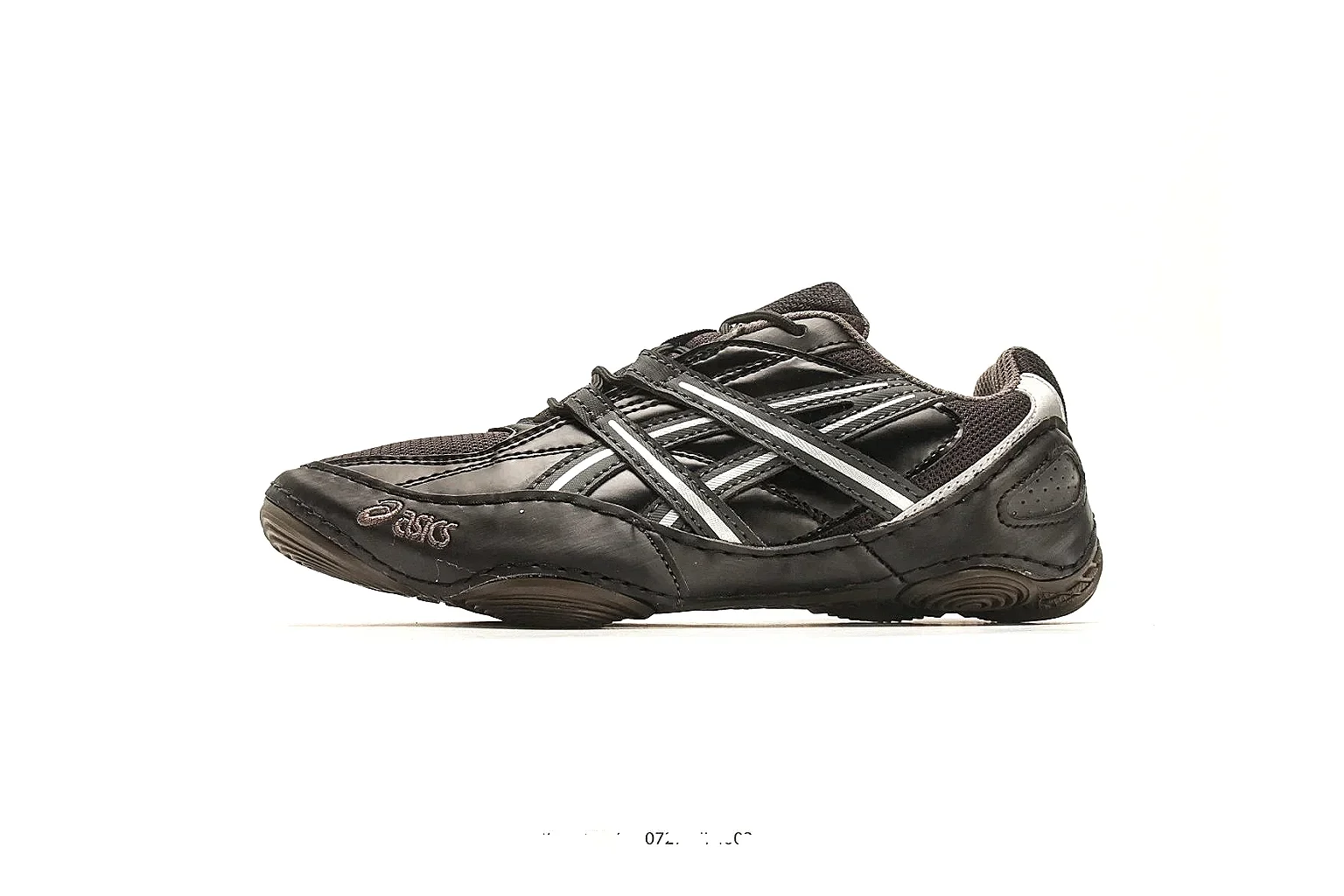 Asics Gel Runner Black Gray QC reference photo showing black gray mesh-leather upper, layered runner panels, Asics side stripes, and cushioned retro sole
