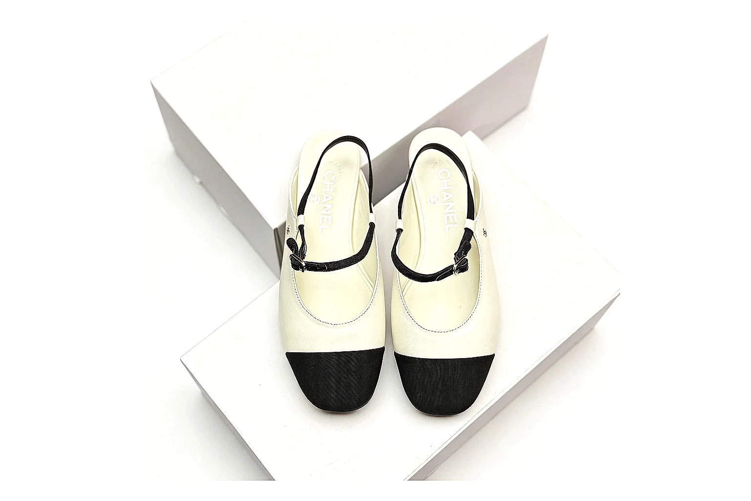 kakoqclab.com Chanel Cap Toe Flat Cream Black QC photo checklist six-photo gallery thumbnail 5