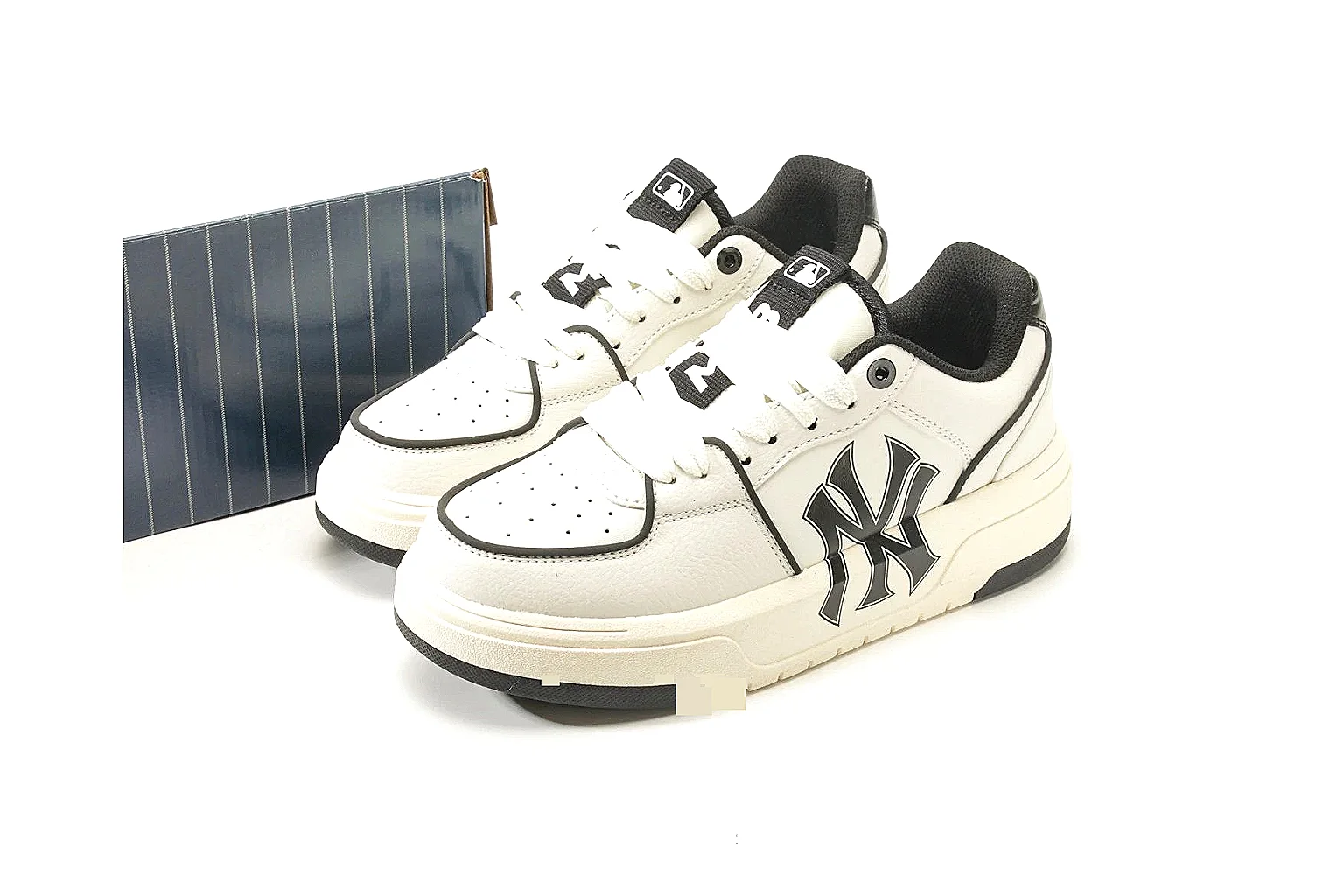 kakoqclab.com Chanel White CC High Sneaker 0068 white-black high-top image thumbnail 2