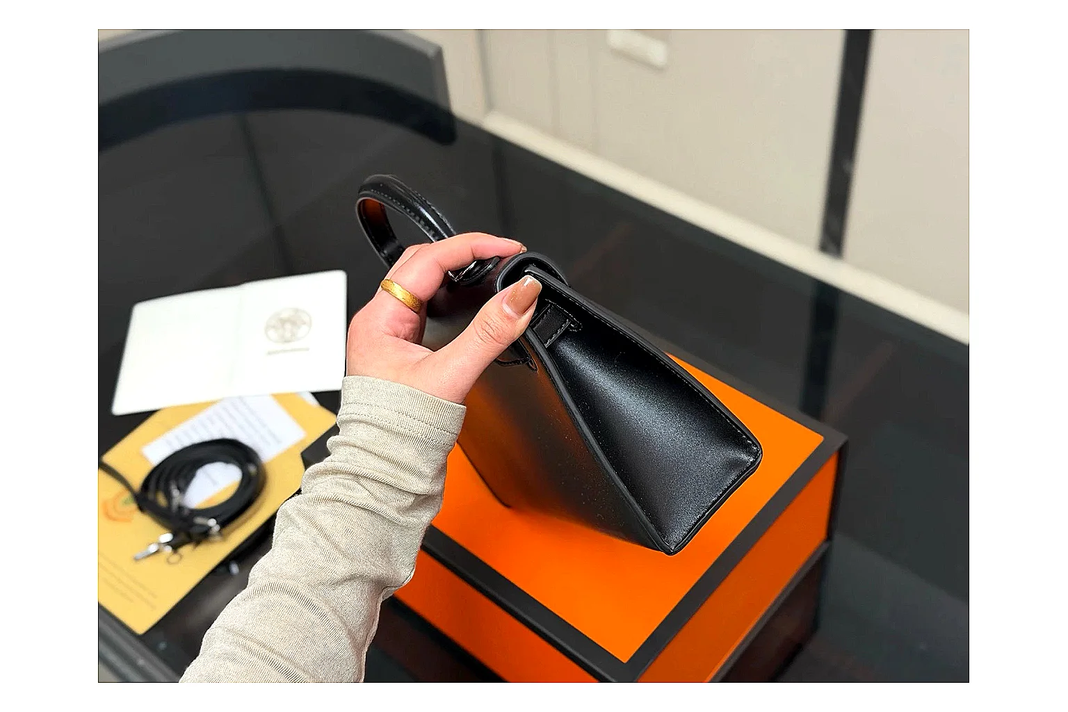 Louis Vuitton Wallet On Chain Black QC reference photo showing black leather compact wallet bag, chain strap, flap body, and neat luxury hardware