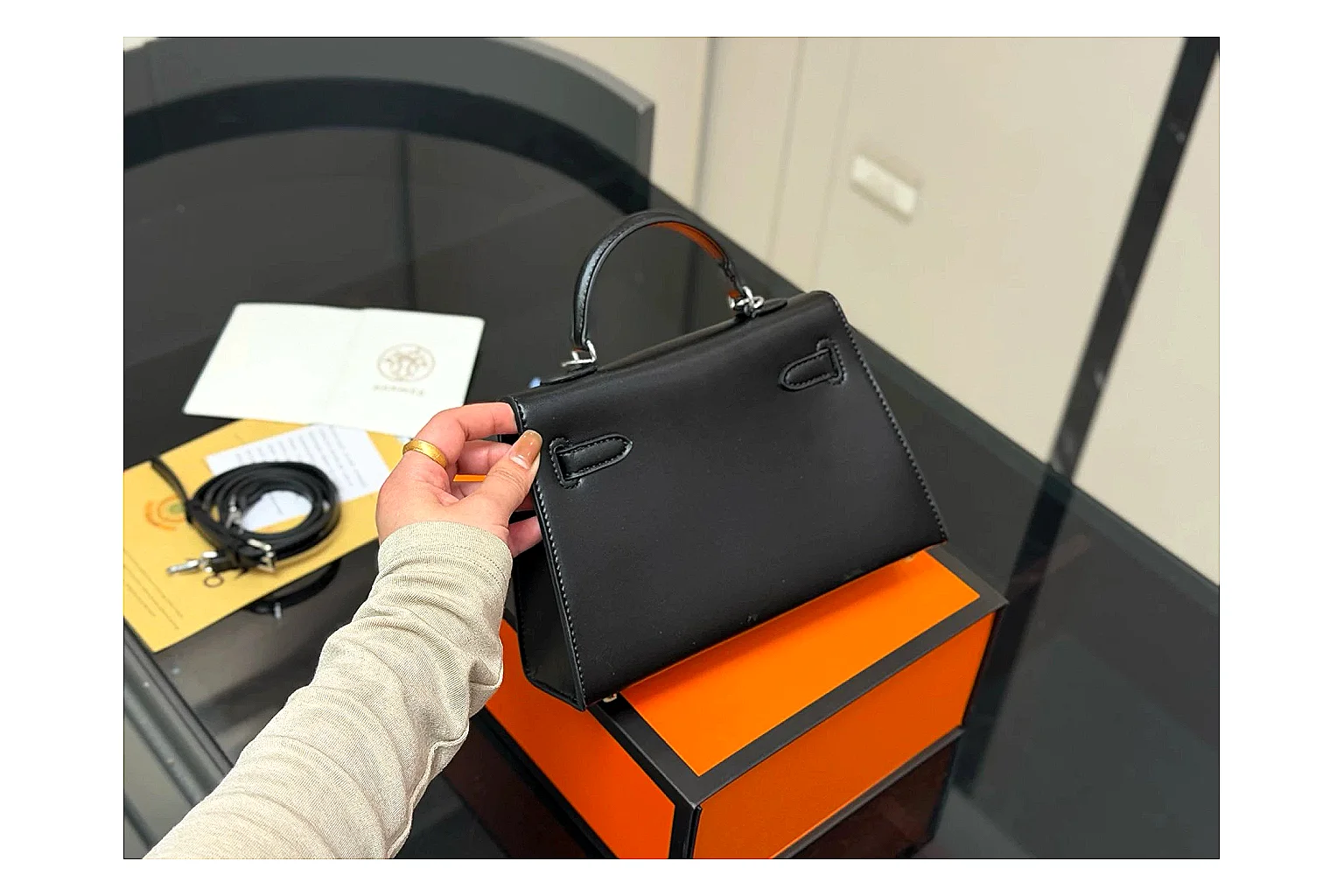 Louis Vuitton Wallet On Chain Black QC reference photo showing black leather compact wallet bag, chain strap, flap body, and neat luxury hardware thumbnail 4