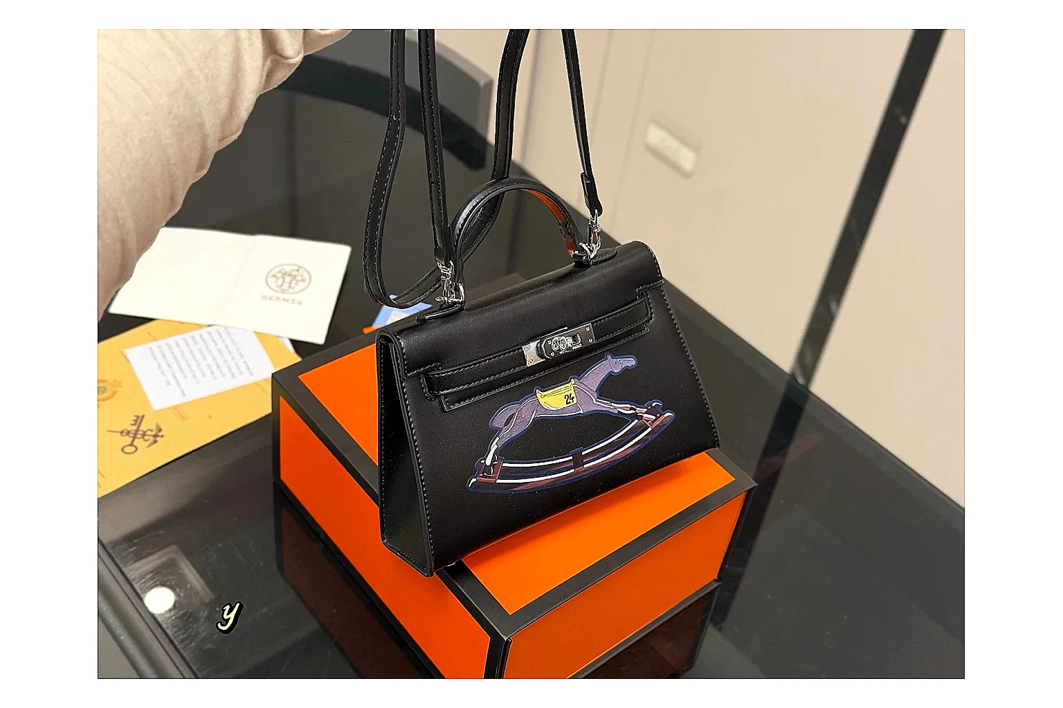 Louis Vuitton Wallet On Chain Black QC reference photo showing black leather compact wallet bag, chain strap, flap body, and neat luxury hardware thumbnail 5