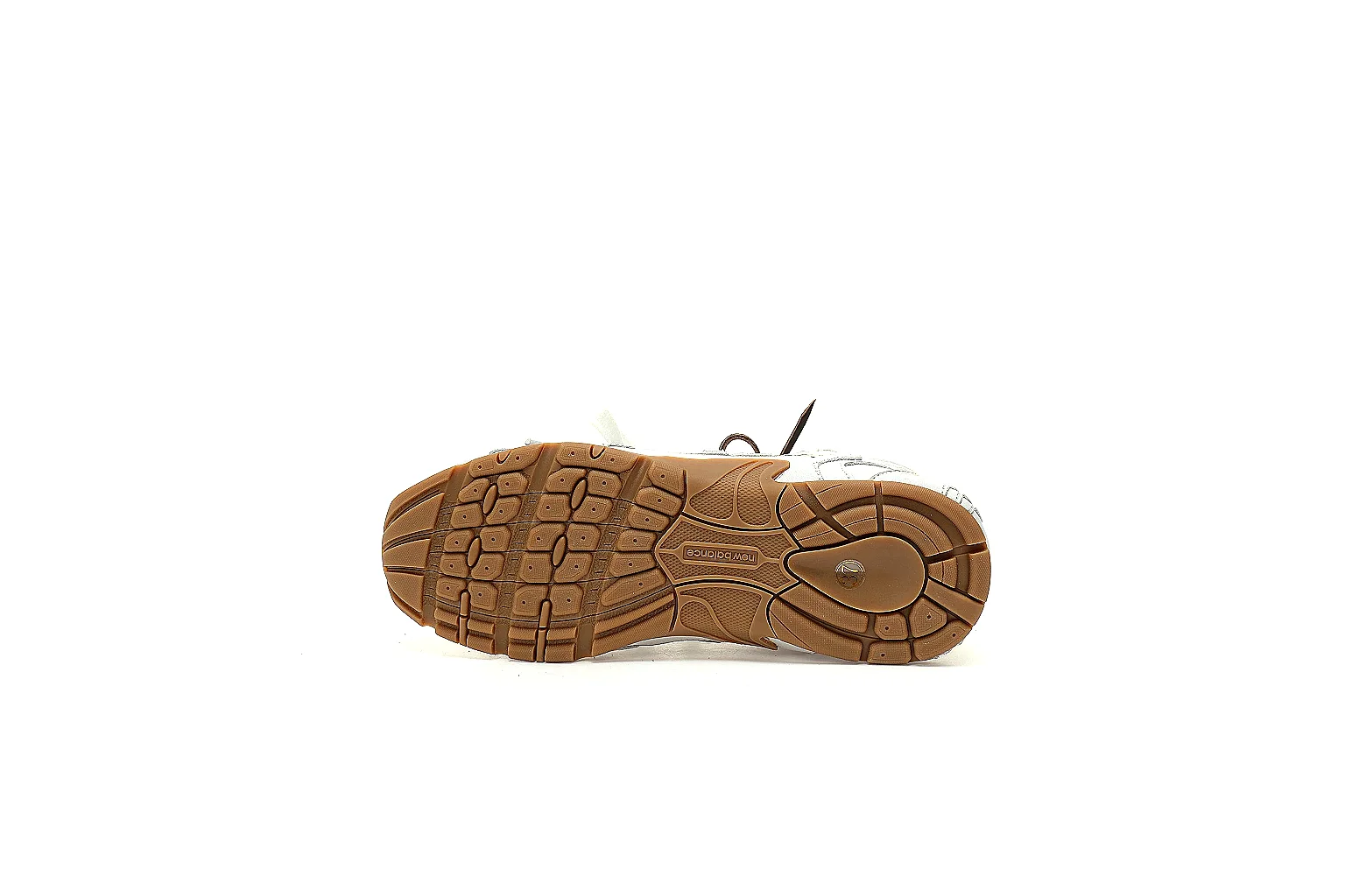 New Balance 204L six-angle QC gallery showing logos, panels, top and gum outsole thumbnail 3
