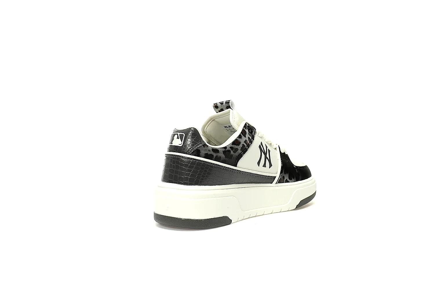 Kako QC Lab inspection photos for New Balance Black White Runner Sneaker thumbnail 6