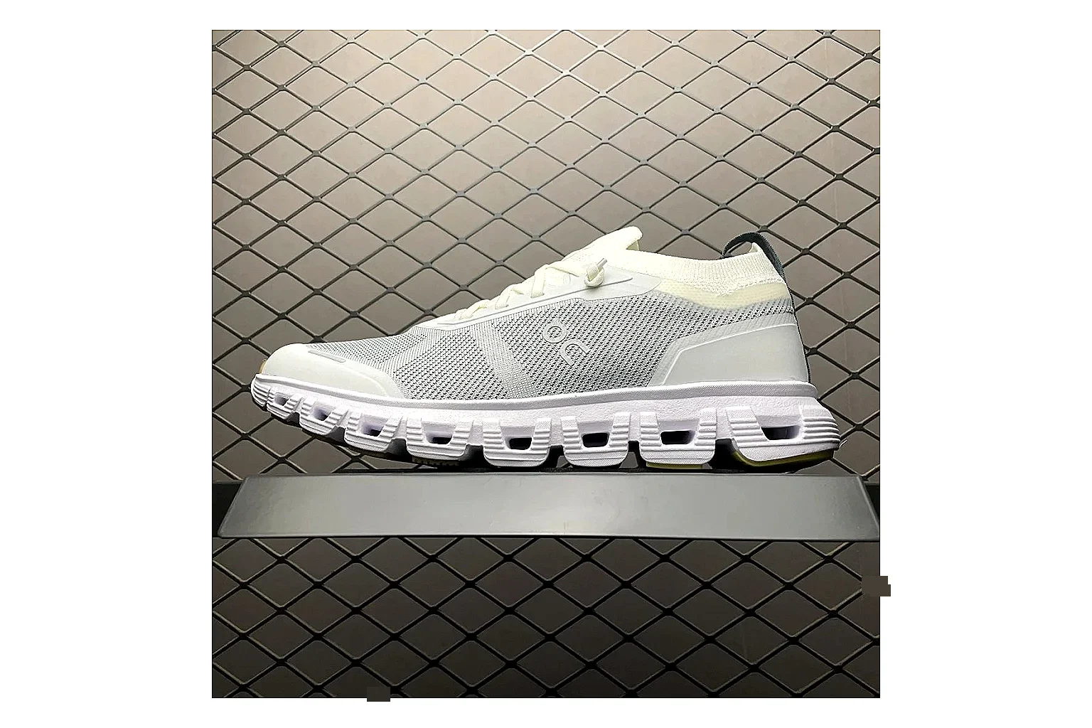 On Cloud 6 White Grey Sneaker QC photo showing white grey cloud 6 runner with mixed upper and trainer shape