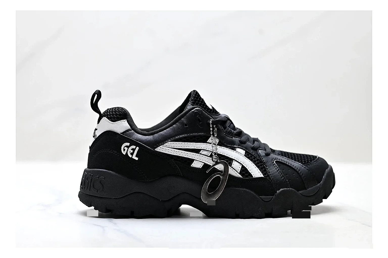 Onitsuka Tiger Gel-Tru Black White Sneakers QC photo reference showing black white trail runner sneakers with mesh-leather texture, side-profile shape, upper panel lines, and outsole detail